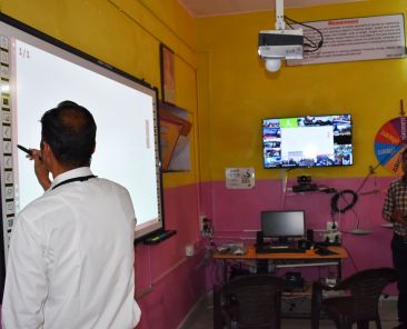 Faculty Virtual Teaching on Smart Board